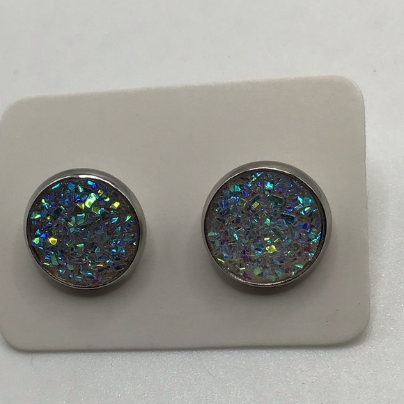 NWT Stunning Sparkling Earrings - Picture 3 of 3